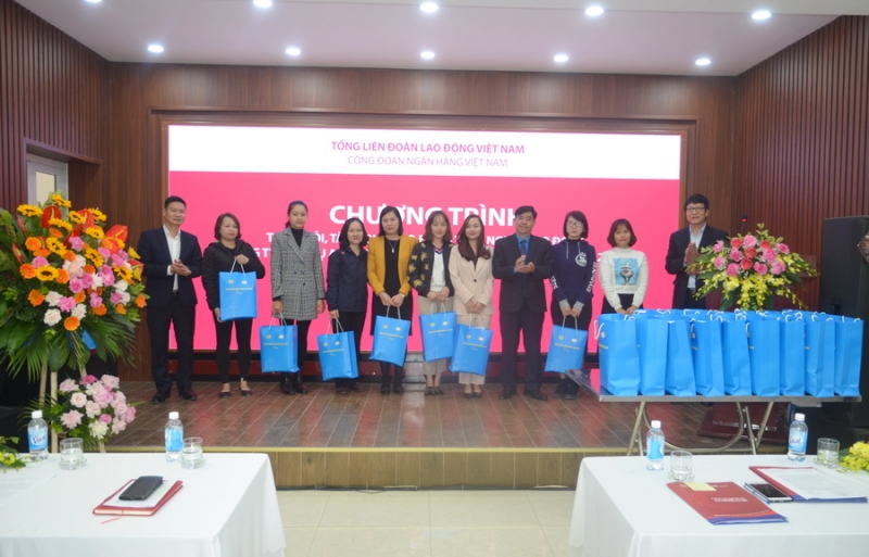 Công đoàn Ngân hàng Việt Nam thăm hỏi, tặng quà cho Đoàn viên, Người lao động Công ty Dịch vụ Agribank nhân dịp Tết Nguyên đán Tân Sửu 2021.