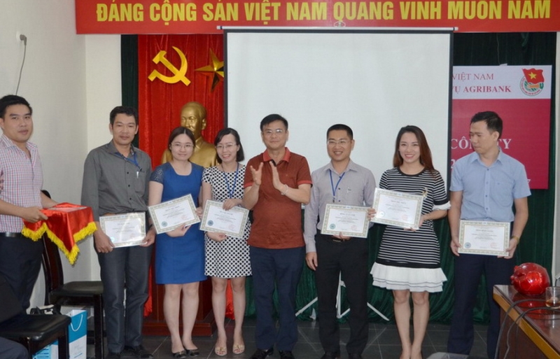 Lễ Bế giảng Chương trình đào tạo "Nâng cao năng lực quản trị dành cho cán bộ quản lý Công ty Dịch vụ Agribank"