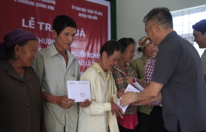 Lễ trao quà chương trình Chung tay giúp đỡ hộ nghèo khắc phục khó khăn sau lũ tại Vân Đồn