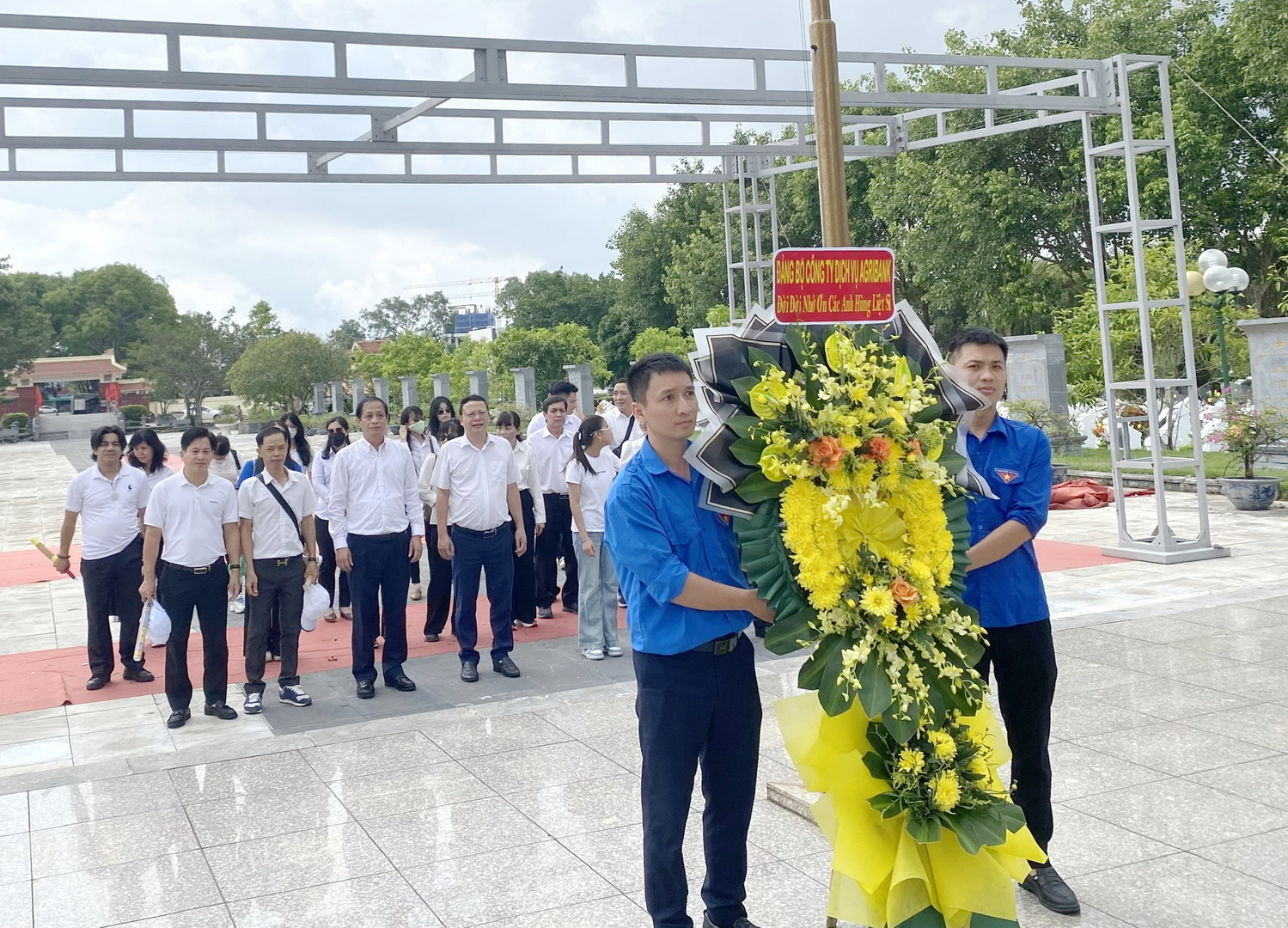 HÀNH TRÌNH VỀ NGUỒN - BỒI ĐẮP TRUYỀN THỐNG, HUN ĐÚC BẢN LĨNH NGƯỜI ĐẢNG VIÊN CÔNG TY DỊCH VỤ AGRIBANK