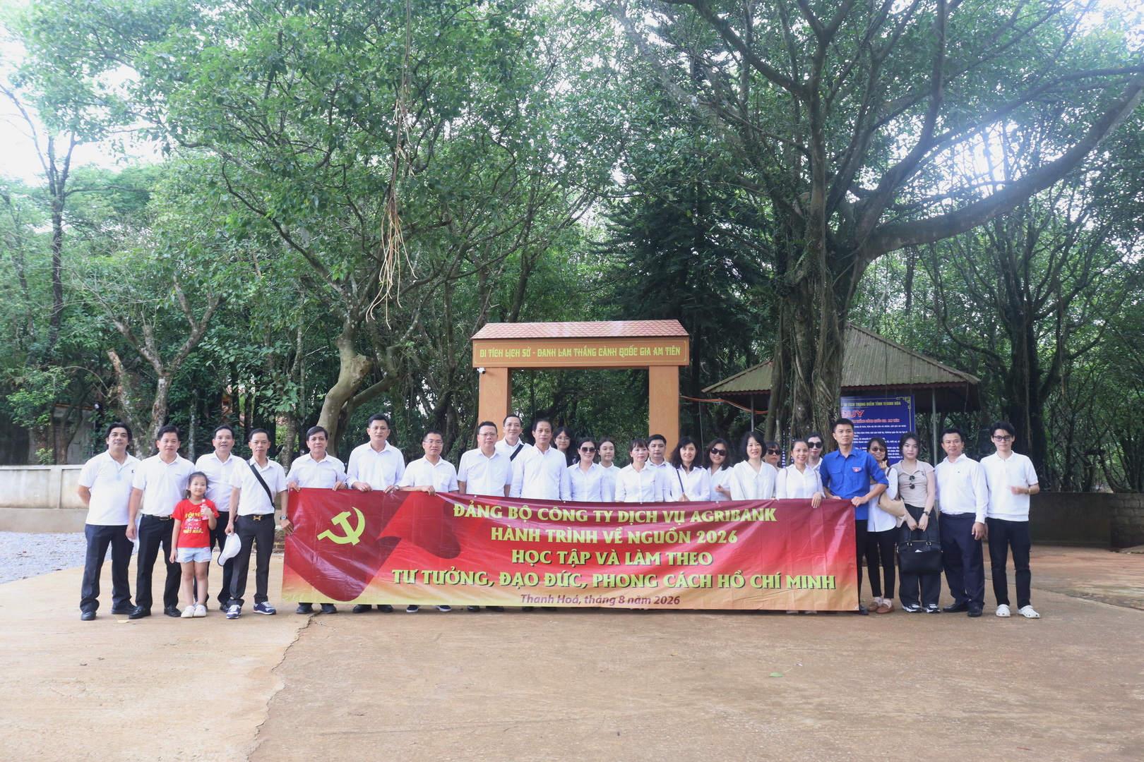 HÀNH TRÌNH VỀ NGUỒN - BỒI ĐẮP TRUYỀN THỐNG, HUN ĐÚC BẢN LĨNH NGƯỜI ĐẢNG VIÊN CÔNG TY DỊCH VỤ AGRIBANK
