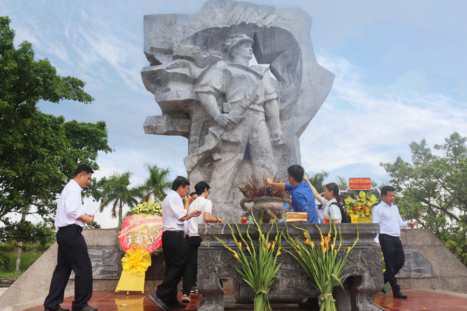 HÀNH TRÌNH VỀ NGUỒN - BỒI ĐẮP TRUYỀN THỐNG, HUN ĐÚC BẢN LĨNH NGƯỜI ĐẢNG VIÊN CÔNG TY DỊCH VỤ AGRIBANK