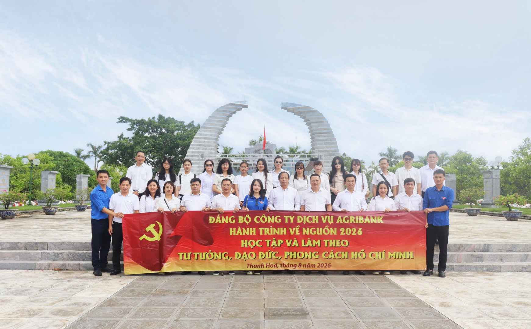 HÀNH TRÌNH VỀ NGUỒN - BỒI ĐẮP TRUYỀN THỐNG, HUN ĐÚC BẢN LĨNH NGƯỜI ĐẢNG VIÊN CÔNG TY DỊCH VỤ AGRIBANK